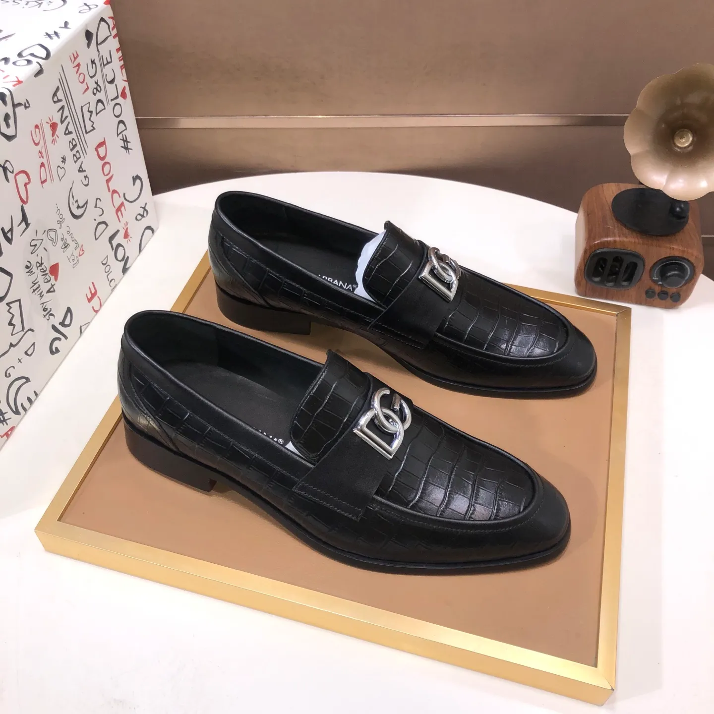Ex-factory price 500💰DG top quality🔍🔍men's new leather shoes🚹Sold simultaneously at counters⚠Shoe uppers are imported cowhide from Italy, fully imported cowhide lining, imported accessories💪💪, completely 1⃣️ to 1⃣️replica🇮🇹 💪💪, ⚠Sole: The original sole is specially provided by the original factory, the exclusive movable molded sole is super comfortable, ⚠The original factory follows the order, 🔍🔍high quality, you can enter and exit the counter at will, welcome to compare ⚠Number of sizes: 38-44 (45 customized)
